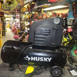 HUSKY CORDED 8 GALLONS PORTABLE AIR COMPRESSOR 