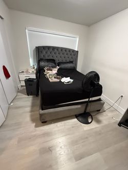Queen size bed w/mattress