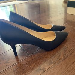 NIB Women’s Size 9 Navy Blue Heels $25