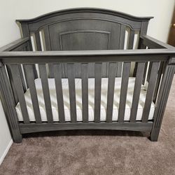 Beautiful Baby Crib with Mattress 