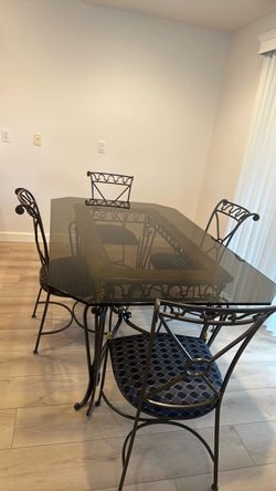 Dining set with 4 chairs in very good condition.