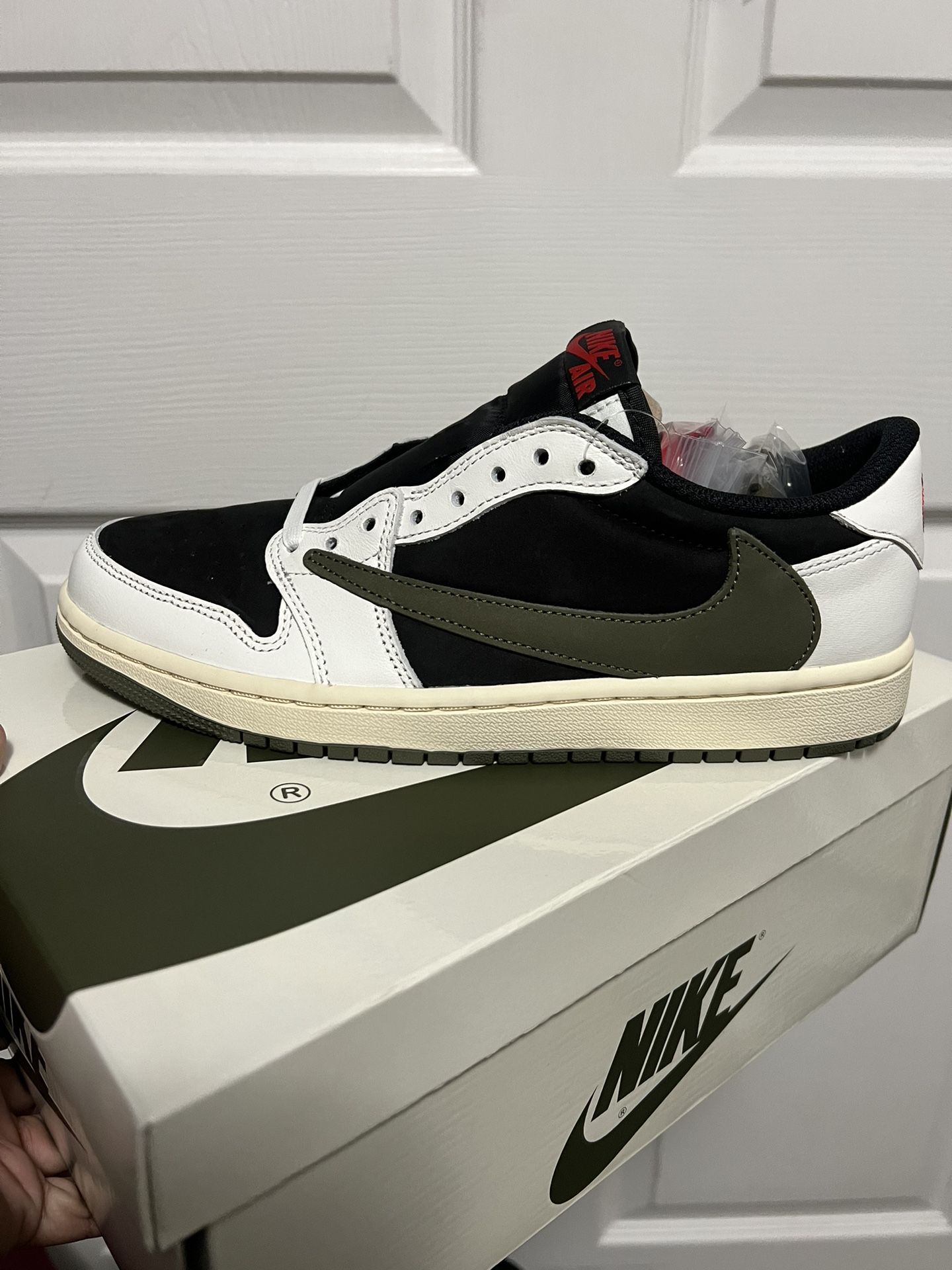 Travis Scott, Jordan 1’s Olive