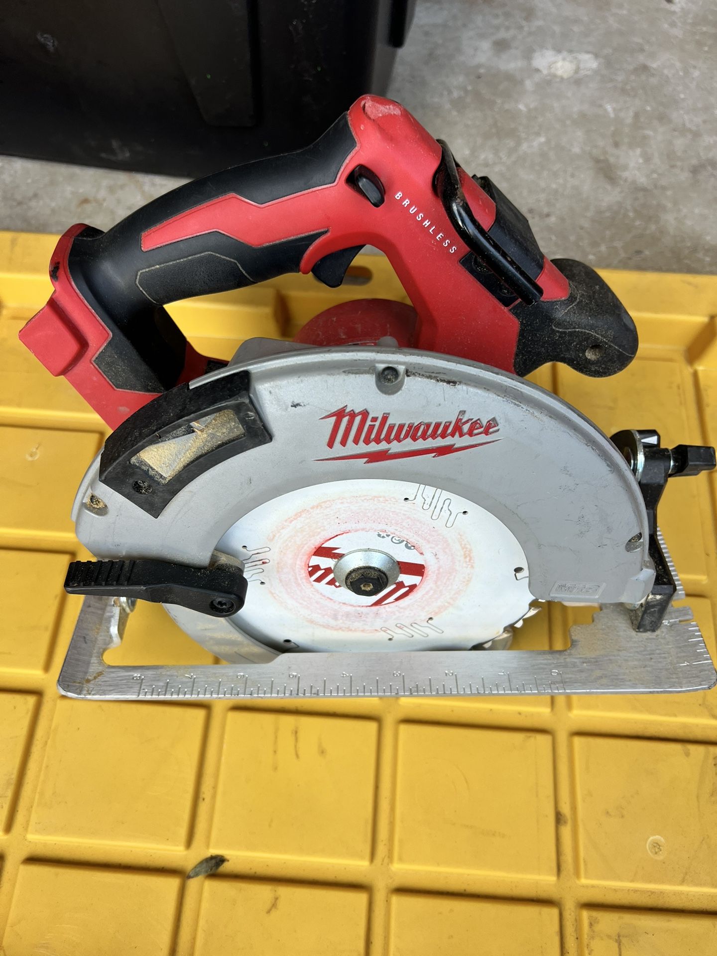 Milwaukee brushless circular saw / Sierra circular 