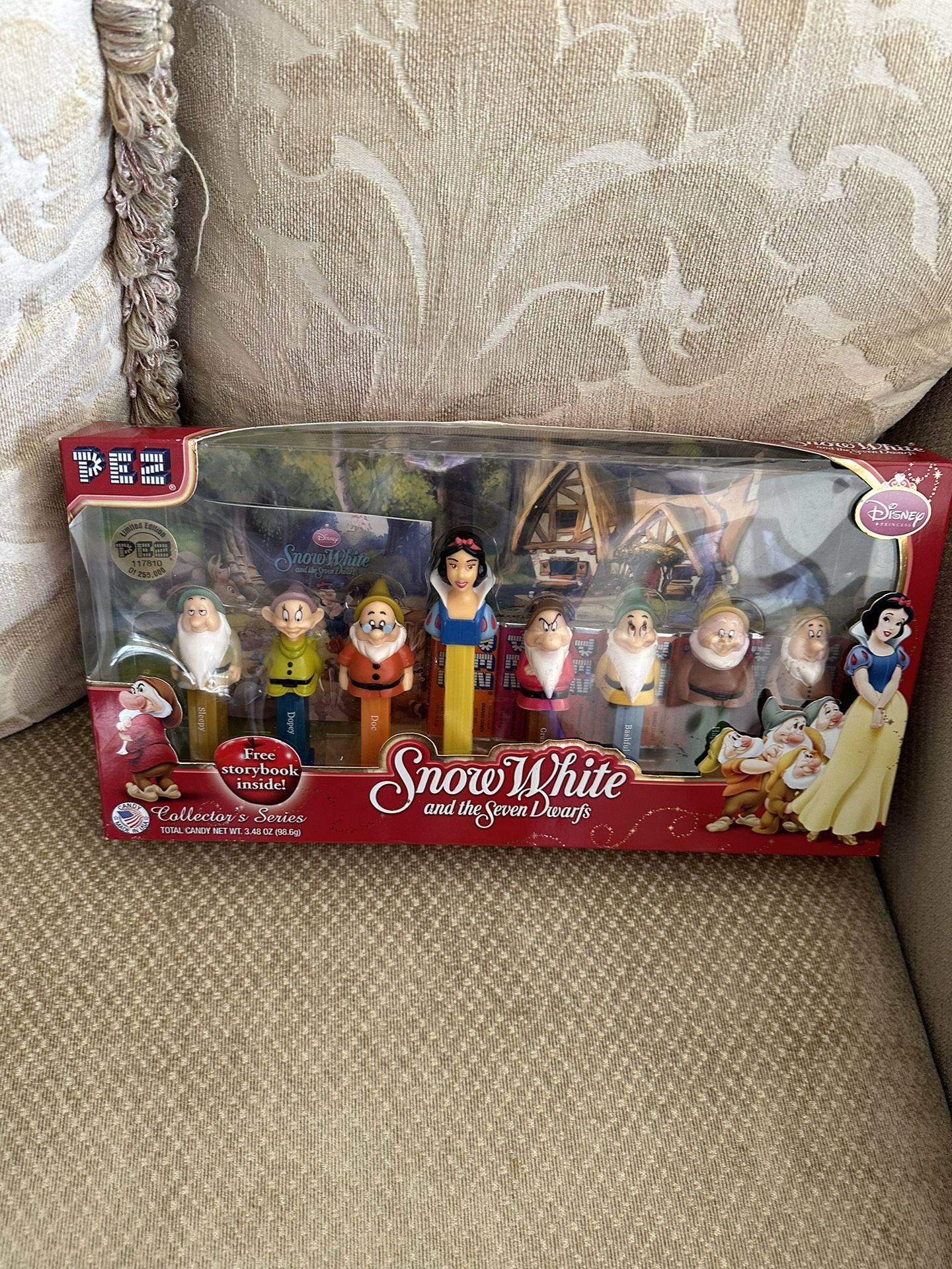 PEZ Disney Snow White Seven Dwarfs Limited Edition Collectors Box Set