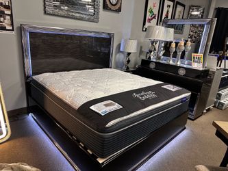 Glamorous bedroom set! $2899 ☎️🖤📦
