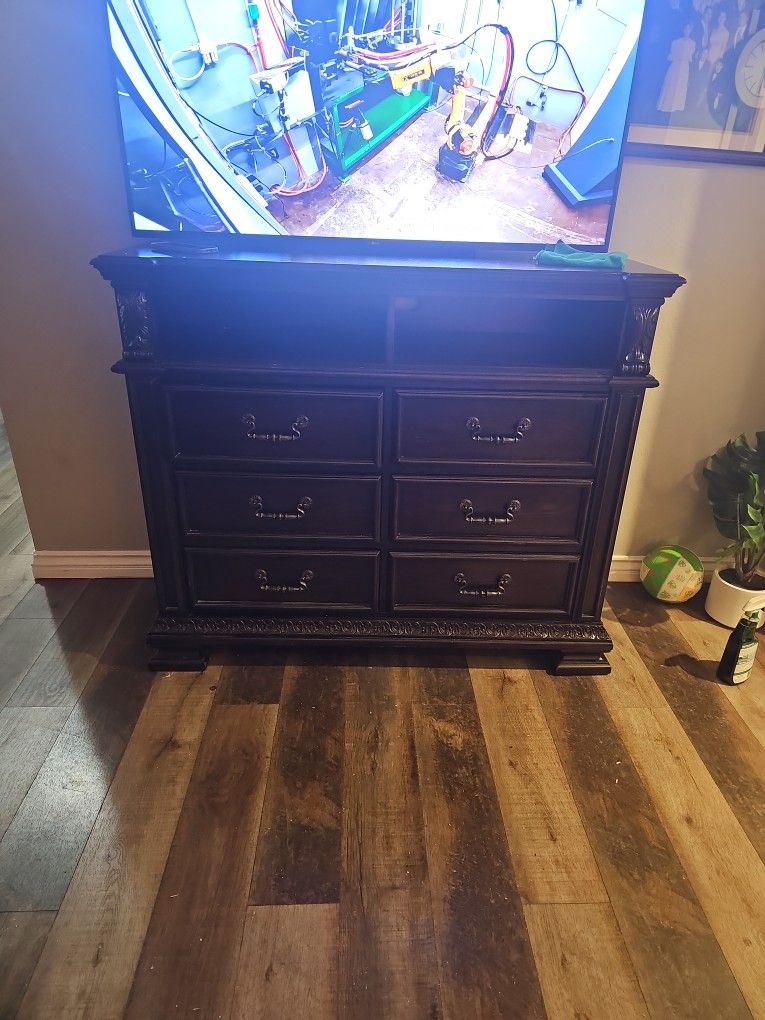 Six Drawe TV Stand