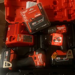 Milwaukee drill set  3 batteeries   included