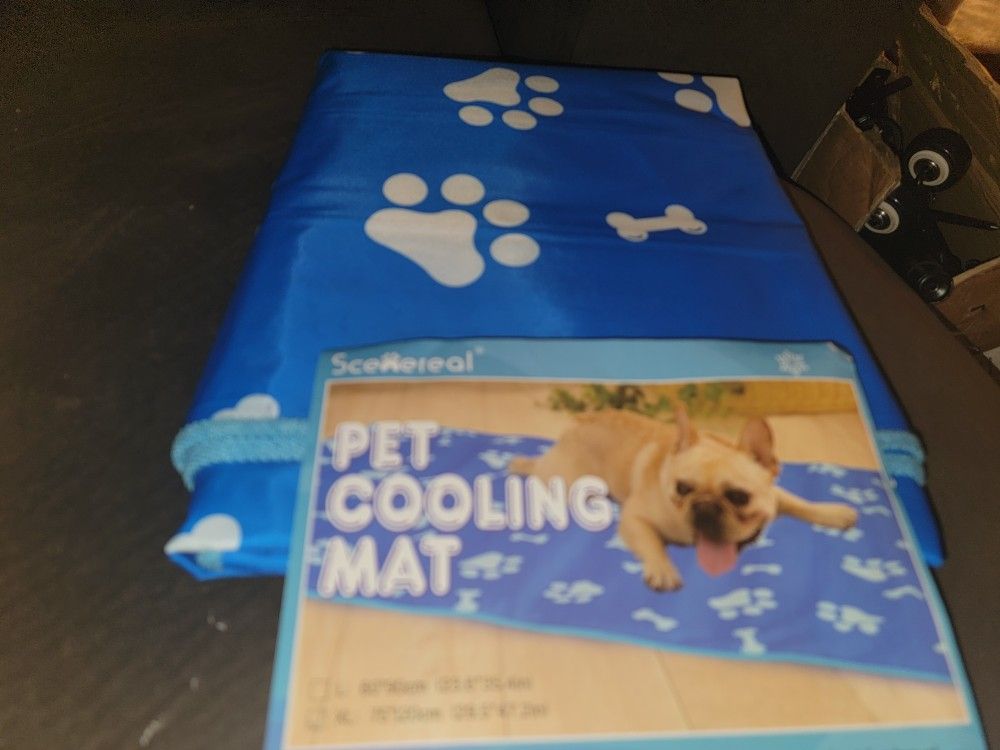 NEW> XL PET COOLING MAT. CAN BE USED BY SEVERAL ANIMALS AT ONE TIME. 29.5"X 47.2"Retail 69.99