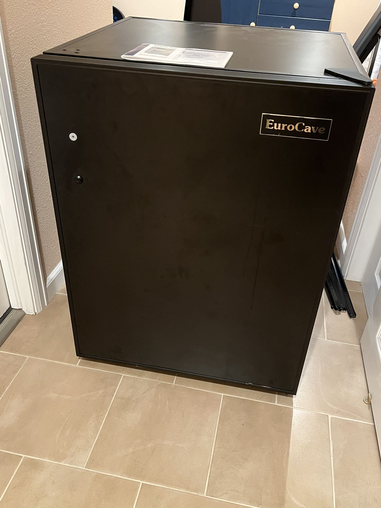 Wine refrigerator