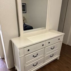 Bedroom Furniture Set. 