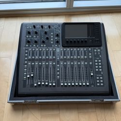 Behringer x32 Compact (with Road Case)