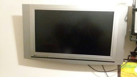 Olivia 32 in with wall mount brackets $50