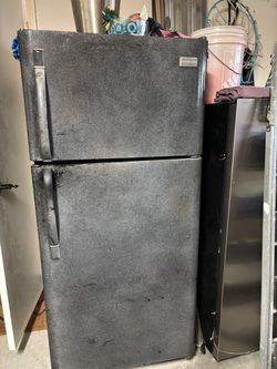 Frigidaire Top-Freezer Refrigerator Black
