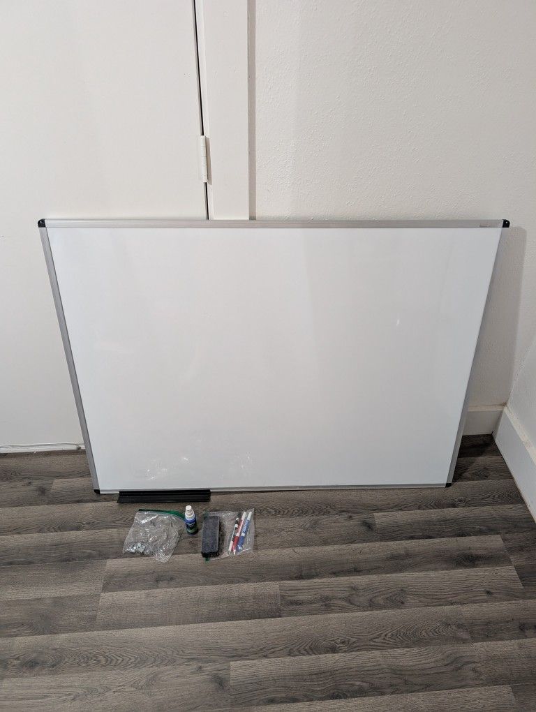 Whiteboard 4'x3' /w Accessories & Wall Mounting Hardware