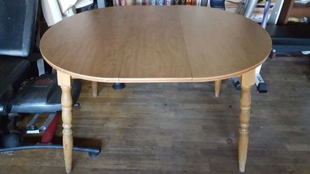 Kitchen table with expandable leaf