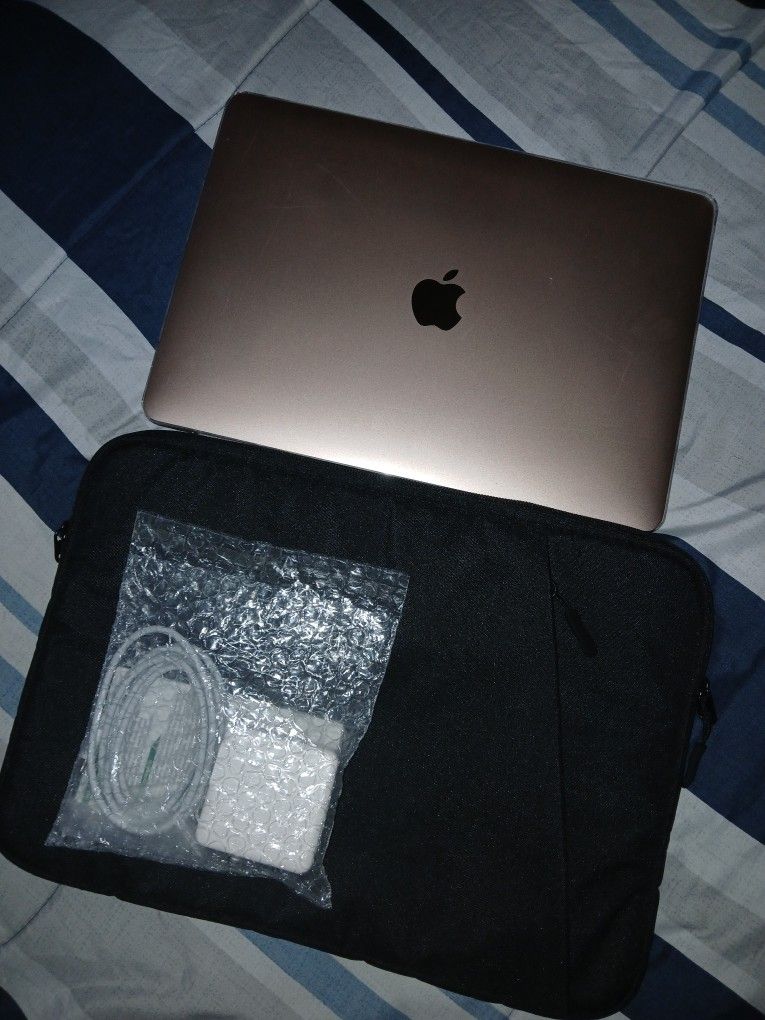 MacBook Air 2020 (13-inch) – Core i5 1.1 GHz – 16GB RAM 1TB SSD Retina Display Intel Iris Plus Graphics macOS Sonoma Rose Gold.