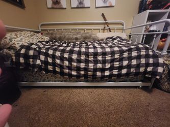 Twin day bed w/ trundle
