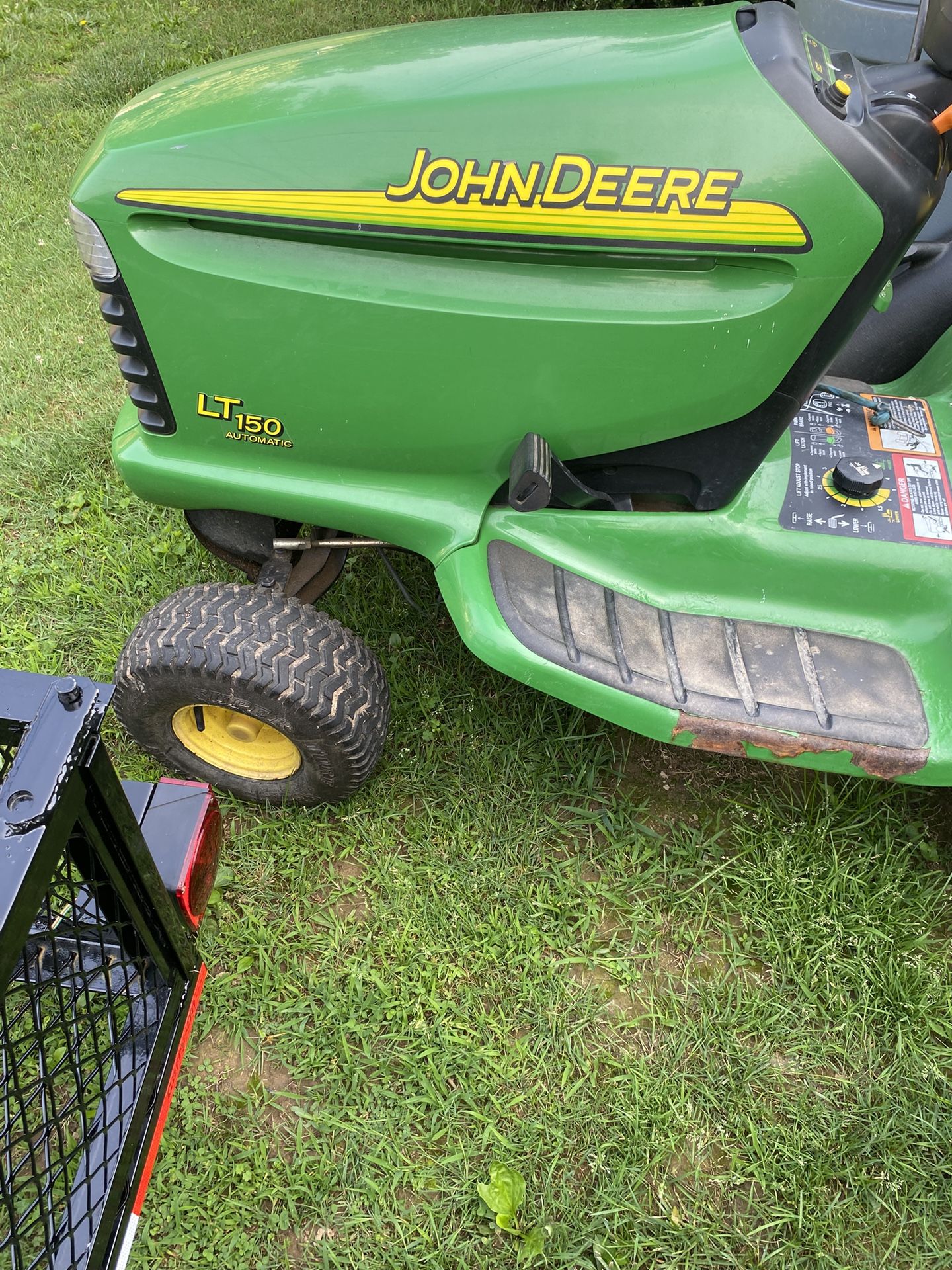 JOHN DEERE LT150 38 Inch Riding Mower, Hydrostatic Automatic Transmission Runs Great 