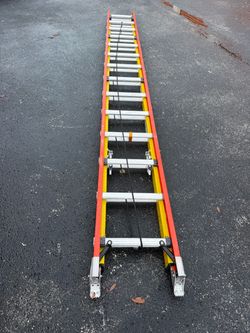 Werner 28 ft. Glidesafe Fiberglass Extension Ladder (27 ft. Reach Height) with 300 Ik Load Capacity Tyr IA Duty