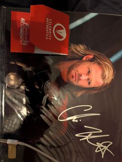 Chris Hemsworth Autograph 8x10 photo Thor.