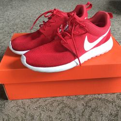 Women’s 6.5 College Red Nike Roshe