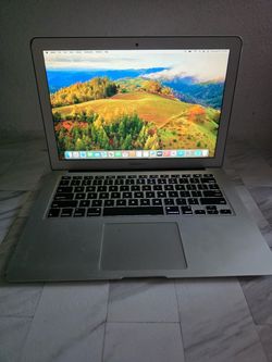 Reliable Apple MacBook Air has a 1.6 GHz Dual-Core Intel Core i5 processor. This silver laptop is equipped with 8 GB of 1600 MHz DDR3 memory and Intel