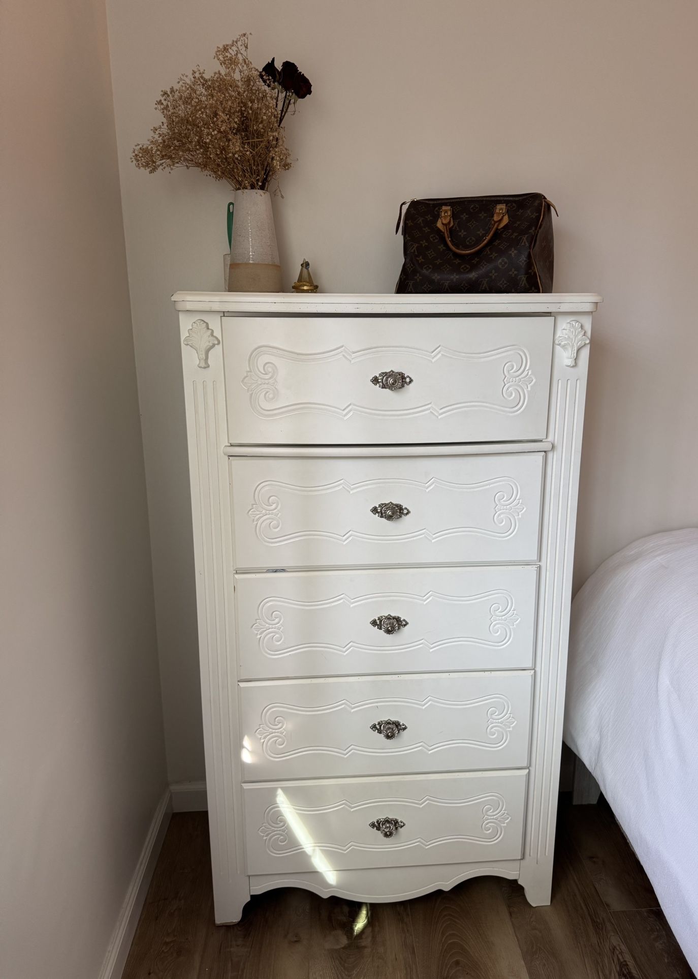 White Shabby Chic dreeser