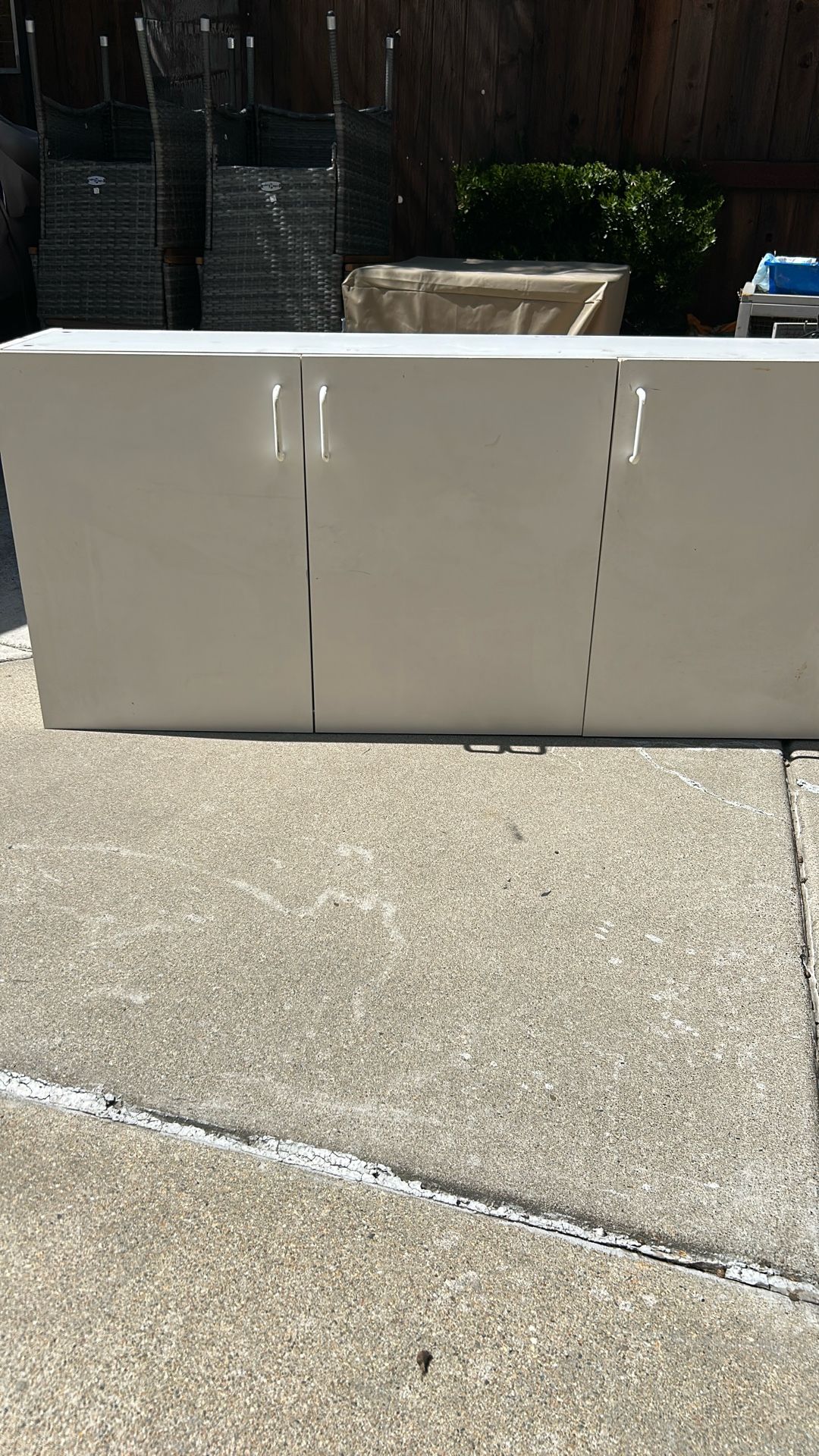 Garage or washing room cabinet. Good condition to hang on the wall.