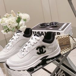 Classic black-and-white sneakers from Chanel, featuring mesh and suede splicing, are stylish, comfortable and versatile.(448)37