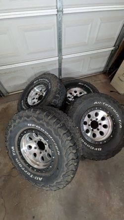 15x8.5 aluminum off-road wheels wrapped in 32x11.50R15 BFGoodrich All-Terrain KO2 tires.