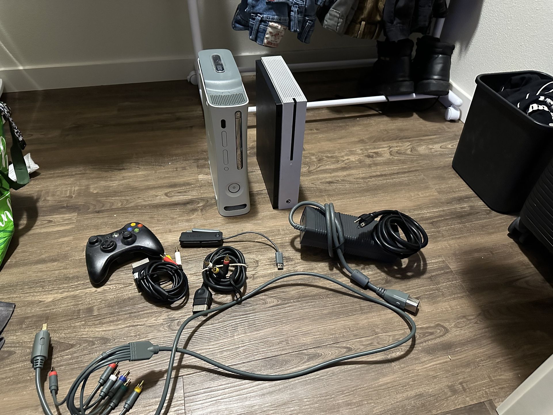 Xbox 360 & 1s + 9 Games