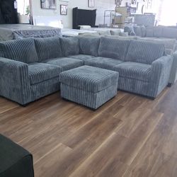 New 3pc Sectional In Grey
