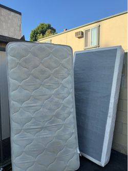 Twin mattress and box spring