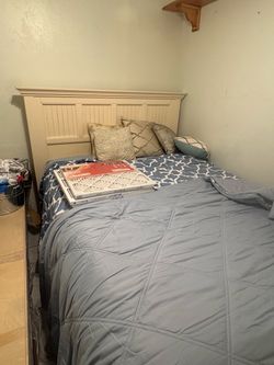 Queen Bed Frame with Mattress & Box Spring / Cama Queen con Colchón y Box Spring