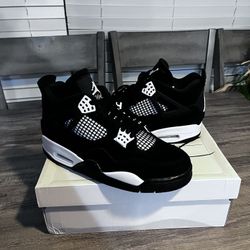 Jordan 4 Retro White Thunder  size 9 us 7uk