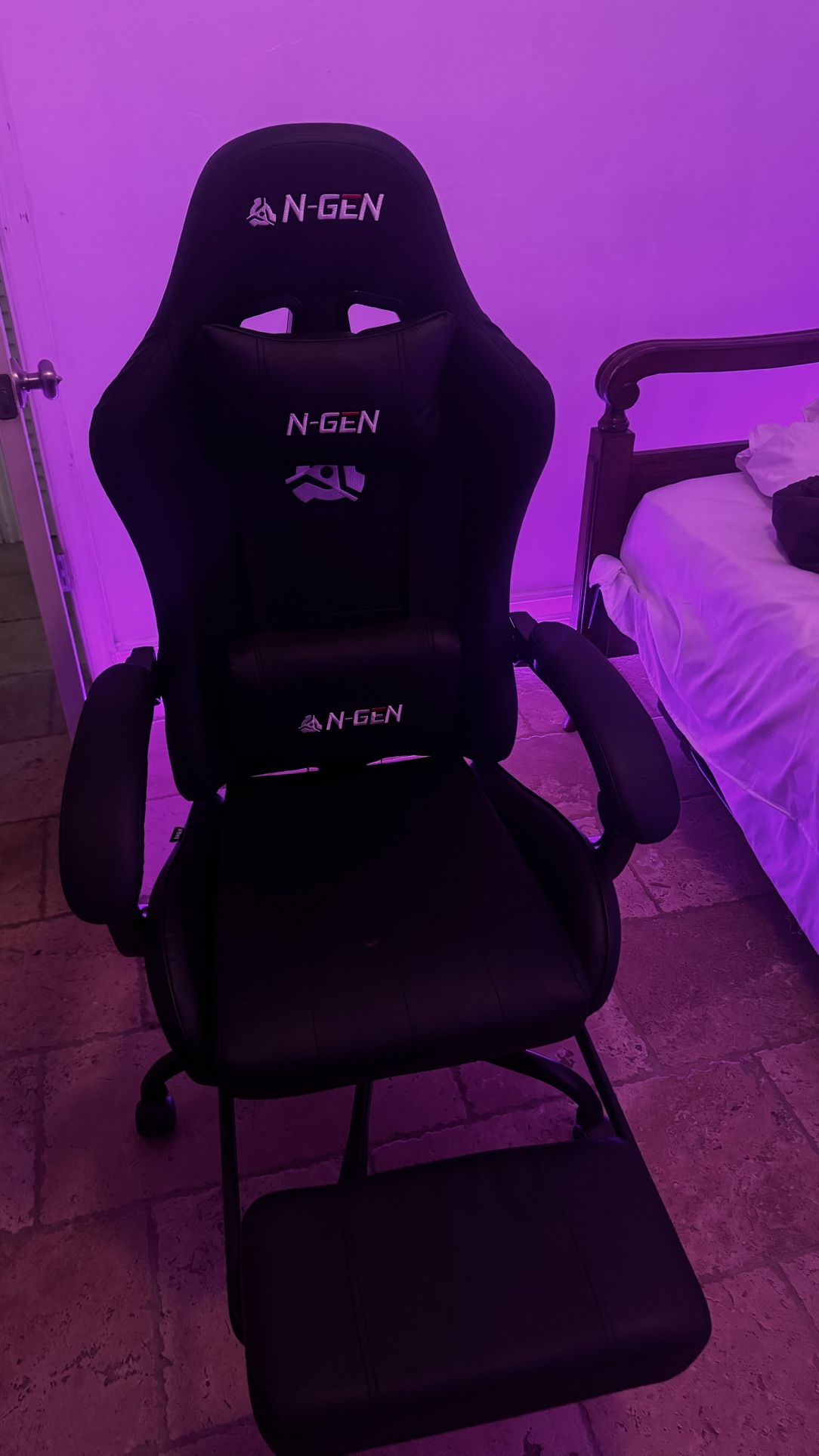 N-GEN GAMING Silla de videojuegos con reposapiés, soporte lumbar para el hogar, oficina, respaldo alto, reclinable, altura ajustable, ergonómica, cómo