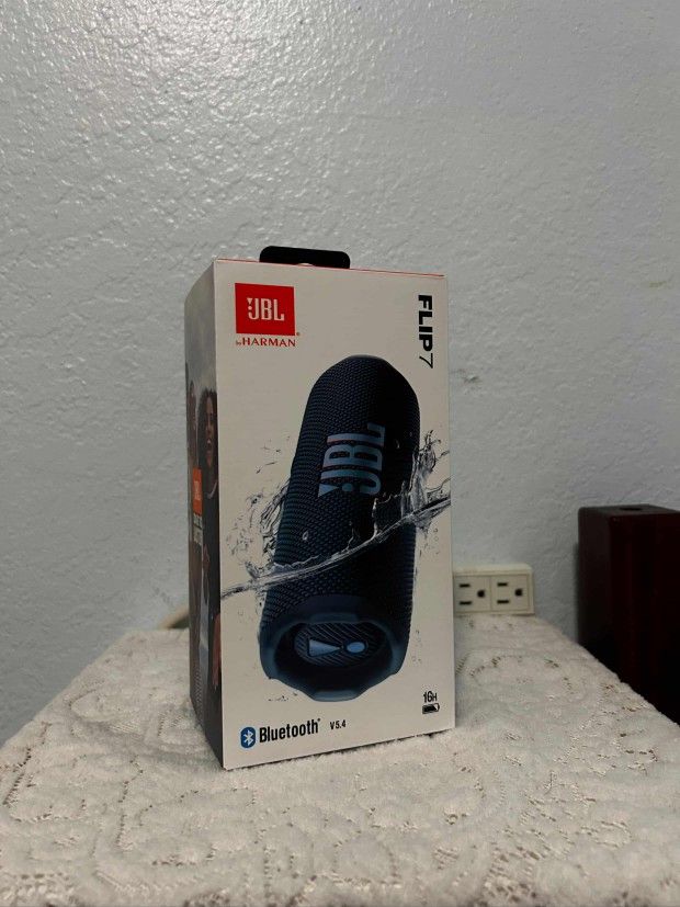 JBL Flip 7 Blue! NEW! Sealed! Waterproof Portable Speaker!
