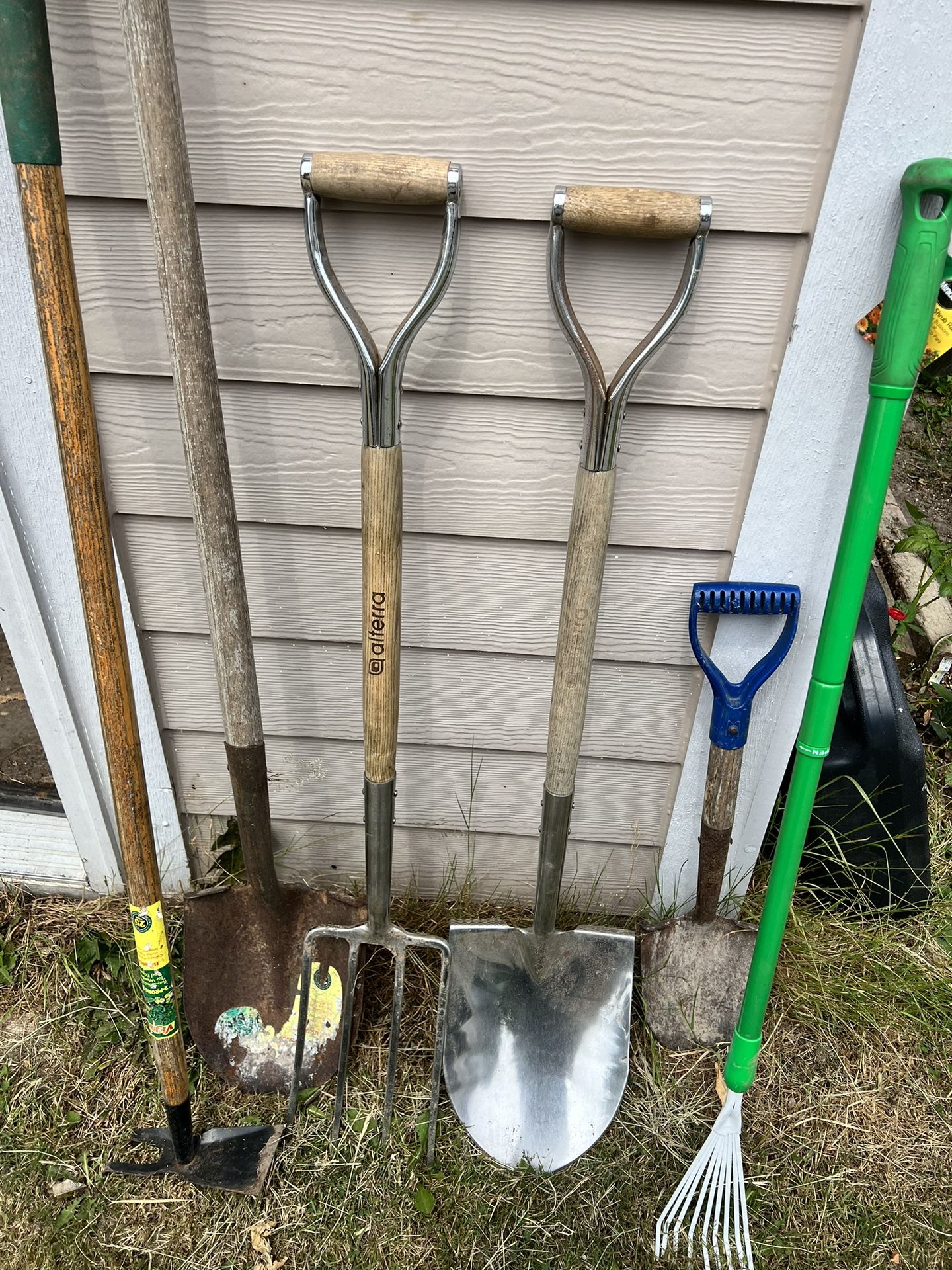 Small D-Handle Gardening Shovel for Sale in Olympia, WA - OfferUp