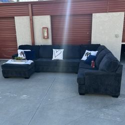 Ashley’s 3 Piece Sectional ! (FREE DELIVERY 🚚) 