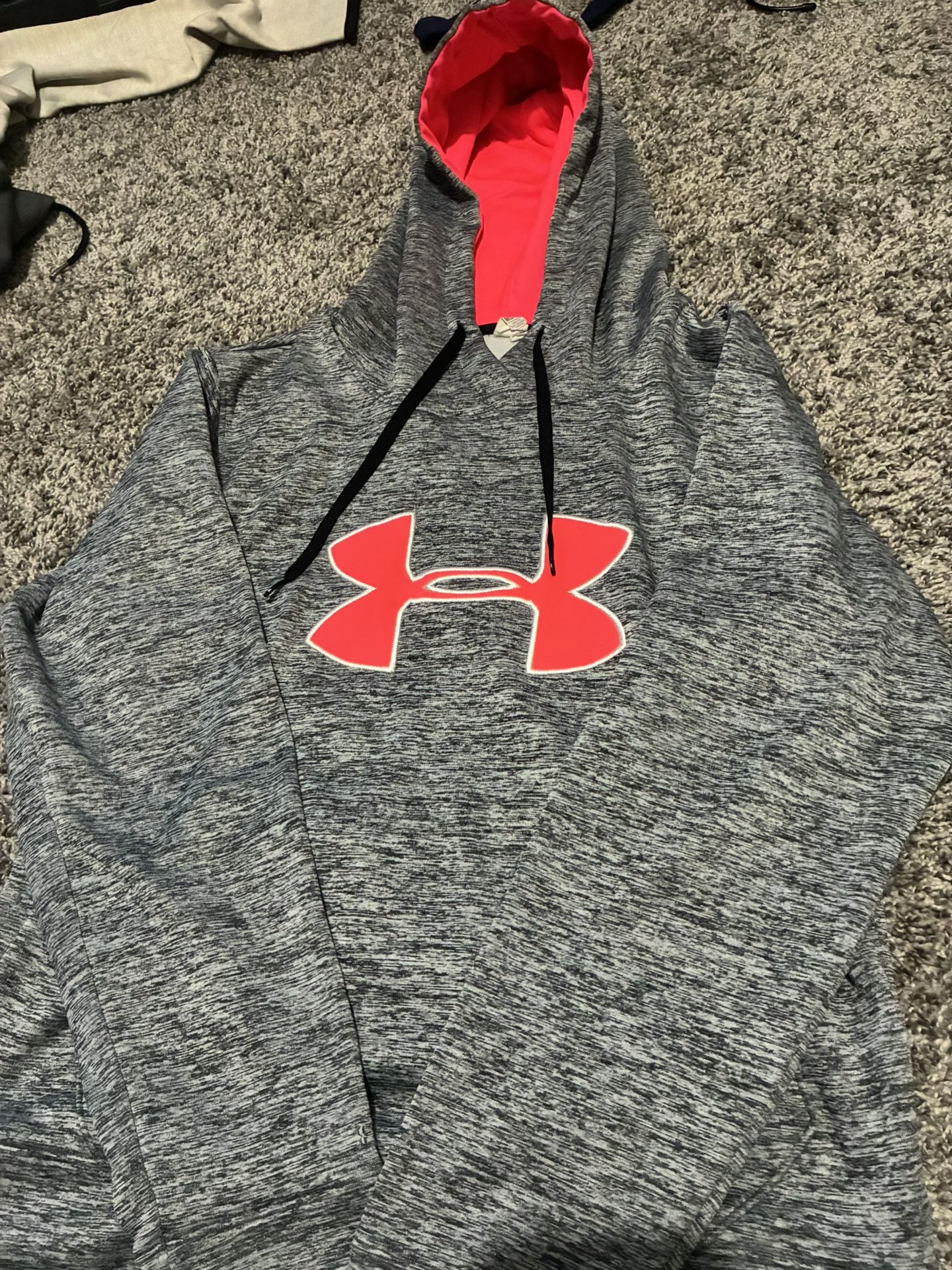 Women’s medium under Armor Hoodie