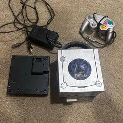GameCube Limited Edition Pokémon Xd + Gameboy player, Controller And Cord 
