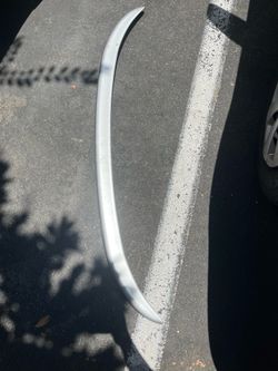 Rear trunk spoiler