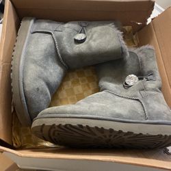 Ugg’s Size 7