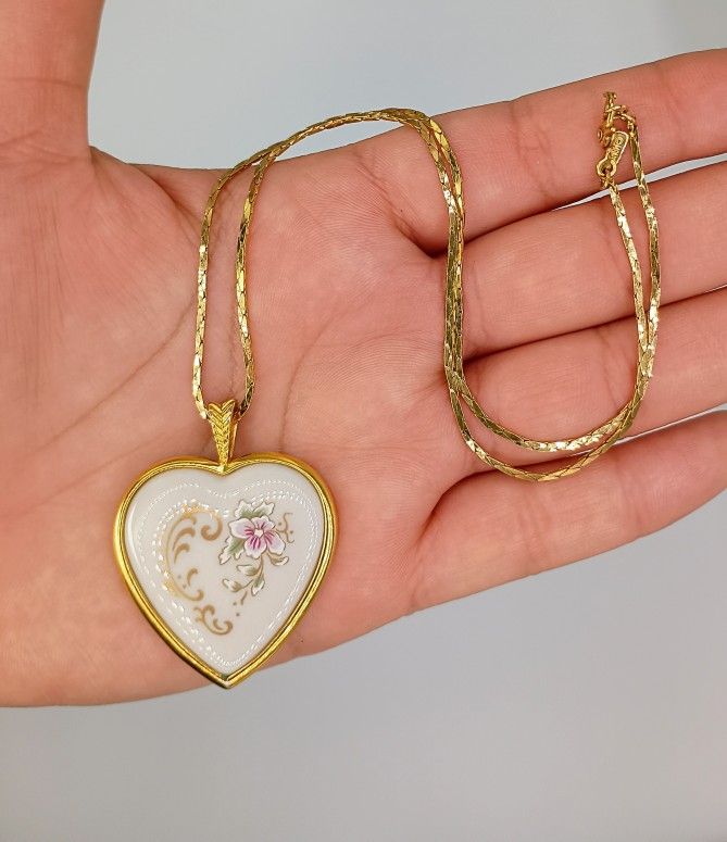 Vintage porcelain heart shaped motif pendant Pikard Danbury Mint necklace Monet Gold Tone