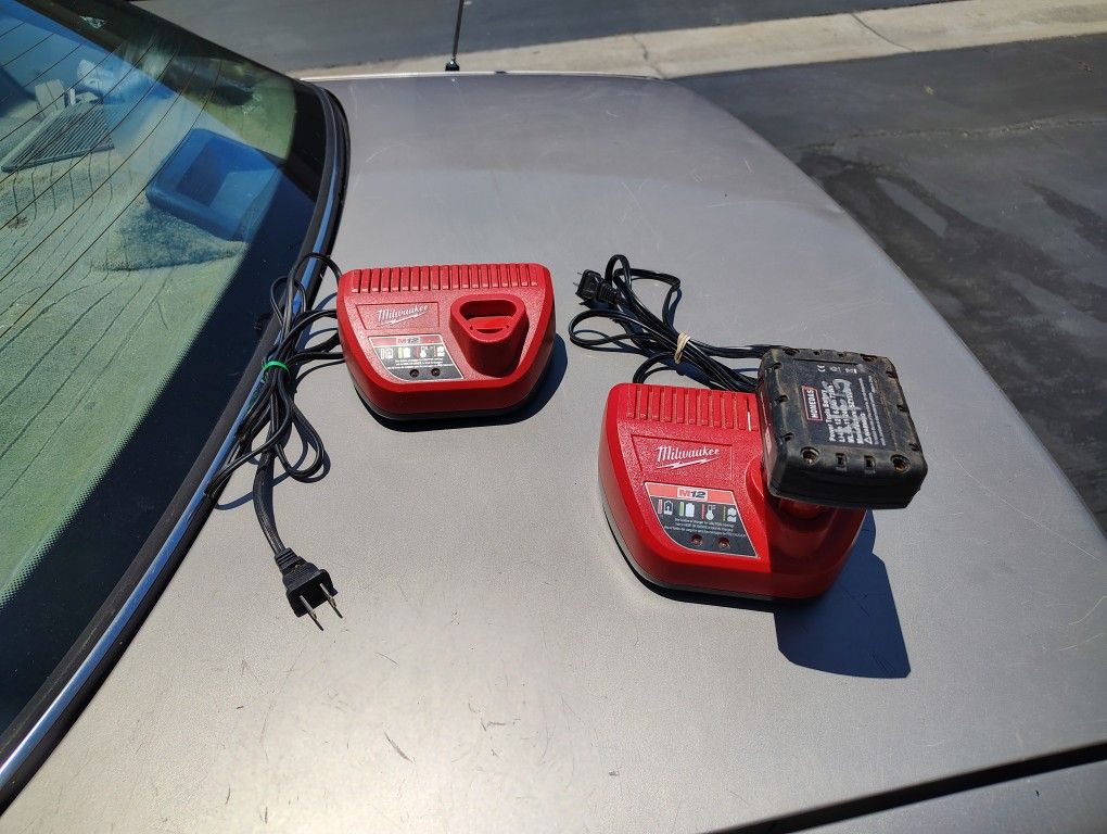 2 M Ilwake tool Chargers And 1 Battery