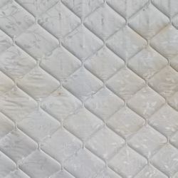 Serta Mster Suit King   Excellent Condition 