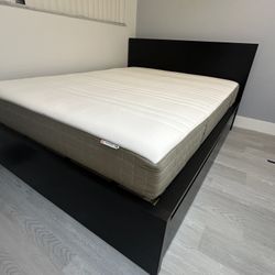 For Sale / En venta: Queen Size Bed / Cama Queen
