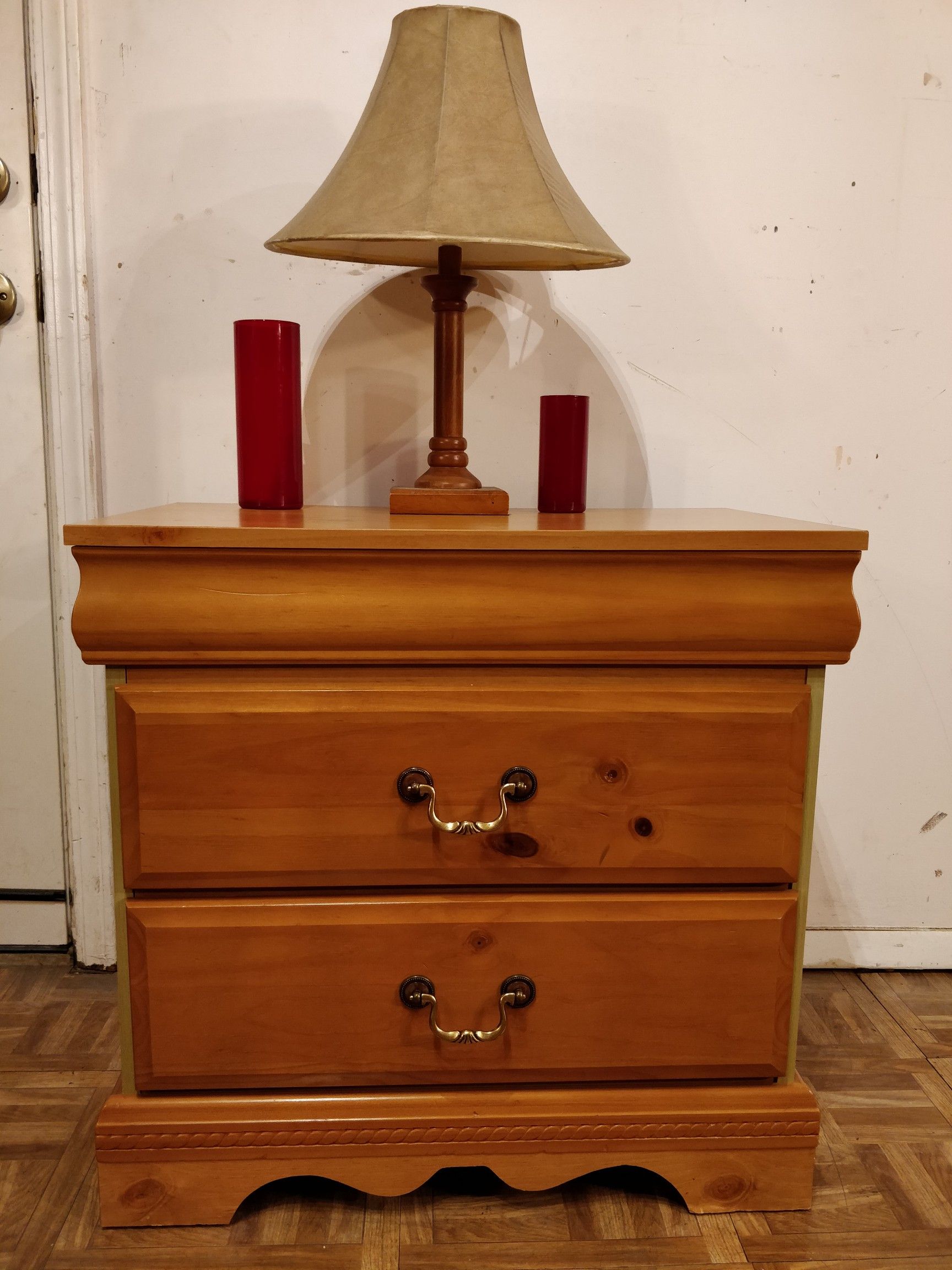 Like new modern night stand in great condition, all drawers sliding smoothly. L26"*W16"*H24.5"