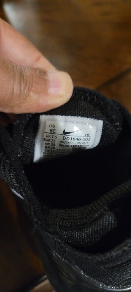 Hi, I'm selling my toddlers. Shoes size 8 in good condition.