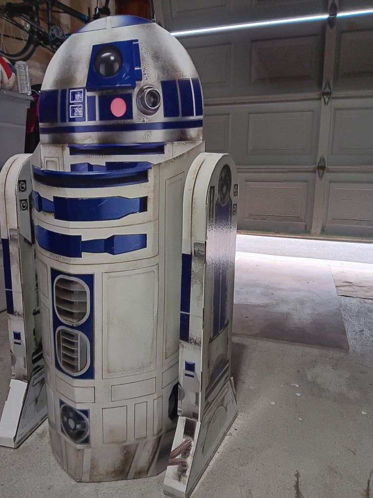 R2D2 Cardboard Display